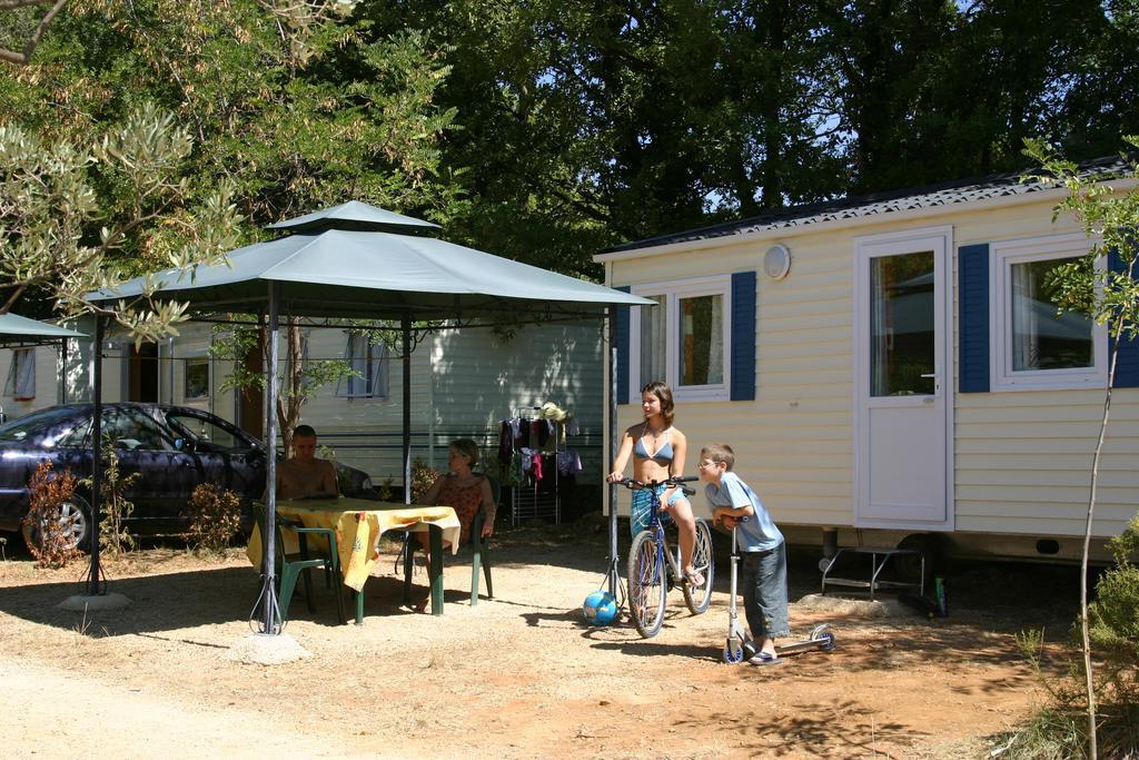 Camping Saint Lazare Aups Exterior foto